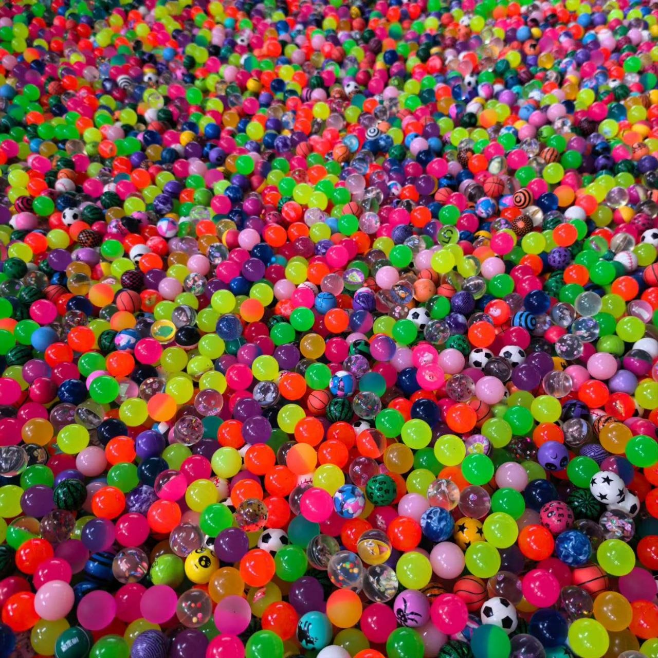 🎁 Капсули с играчки и стикери – различни размери (32мм / 45мм / 50мм / 65мм)